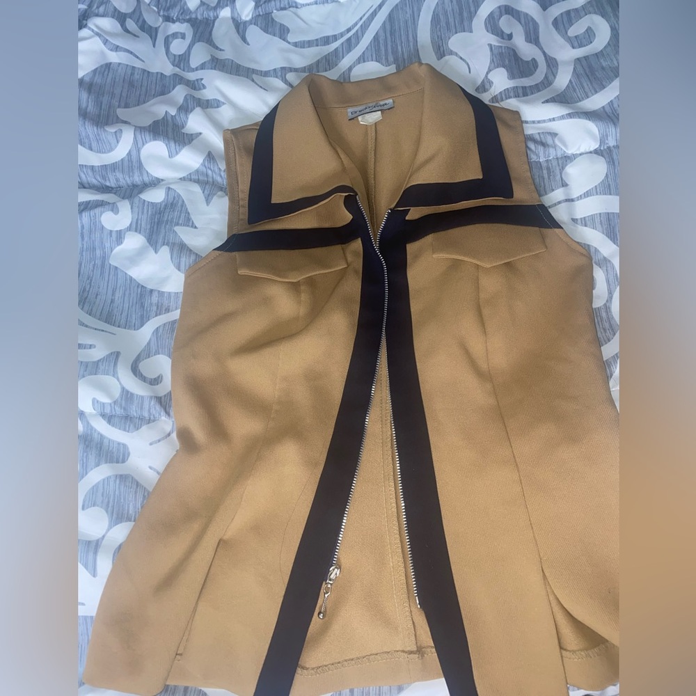 Zip up sleeveless shirt